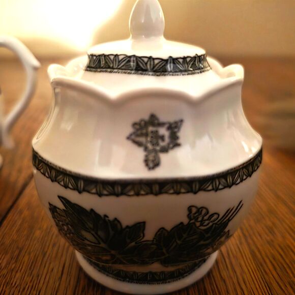 Johnson Brothers Lovely Friendly Village 1883 Sugar w lid & 6 Oz Creamer set - Picture 3 of 9